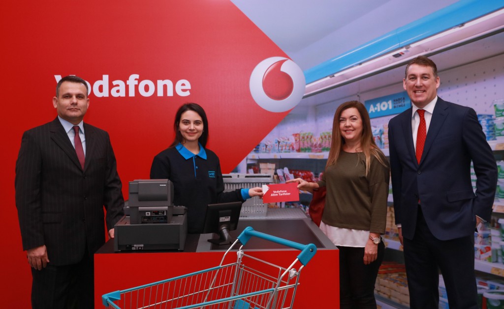1485852756_Vodafone_T__rkiye_CEO_su_Colman_Deegan_A101_CEO___su_Erhan_Bostan_2