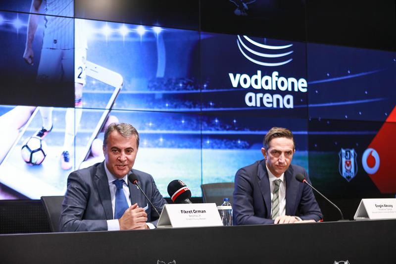1490695230_Vodafone_Turkiye_Icra_Kurulu_Baskan_Yardimcisi_Engin_Aksoy_Besiktas_JK_Baskani_Fikret_Orman_Toplanti