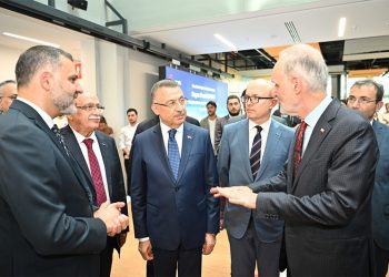 Cumhurbaşkanı Yardımcısı Fuat Oktay Teknopark İstanbul’da İncelemelerde Bulundu